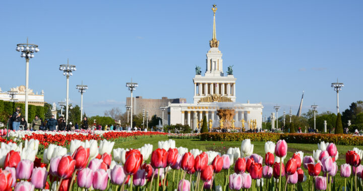 У фонтана на ВДНХ 16 золотых девушек, и одна из них лишняя уже 70 лет. Из чего собрана главная выставка страны