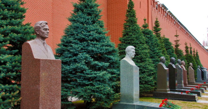 Кремлёвский некрополь, мимо которого москвичи ходят годами и ни разу не заходят
